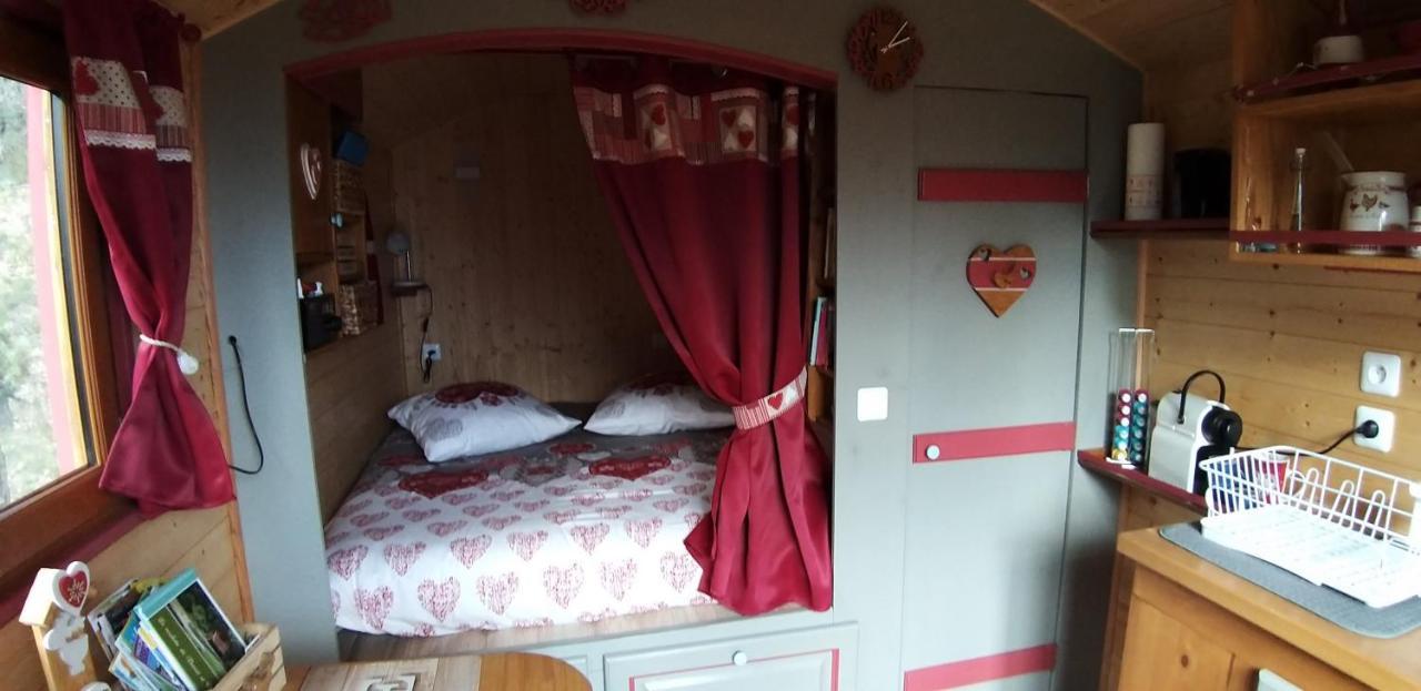 Roulotte Romantique Chauffee En Cevennes Monteils  Exterior photo